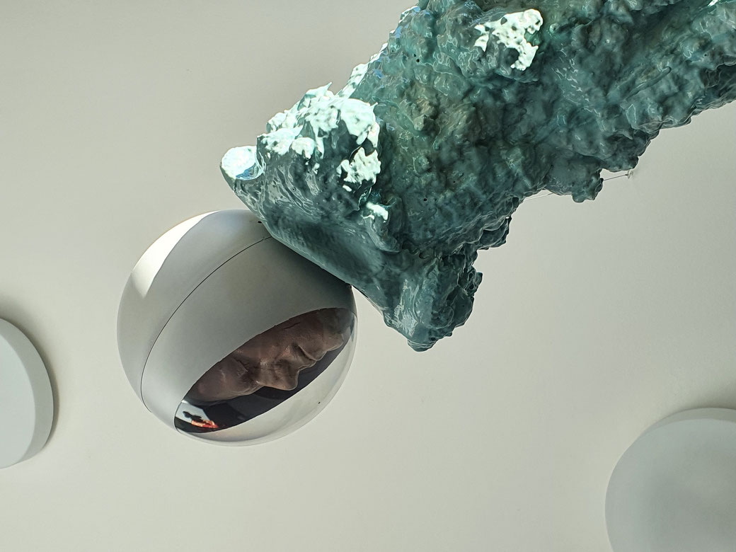 In der Galerie SUNNY SIDE UP in Rot an der Rot schwebt ein Astronaut. Eine Arbeit des Künstlers Oliver Braig in der Ausstellung LOVE AND EROSION. Der Astronaut scheint unter seinem Helm zu schwitzen. Ist es ihm zu heiß? Sollten wir ihn befreien? Das sind 