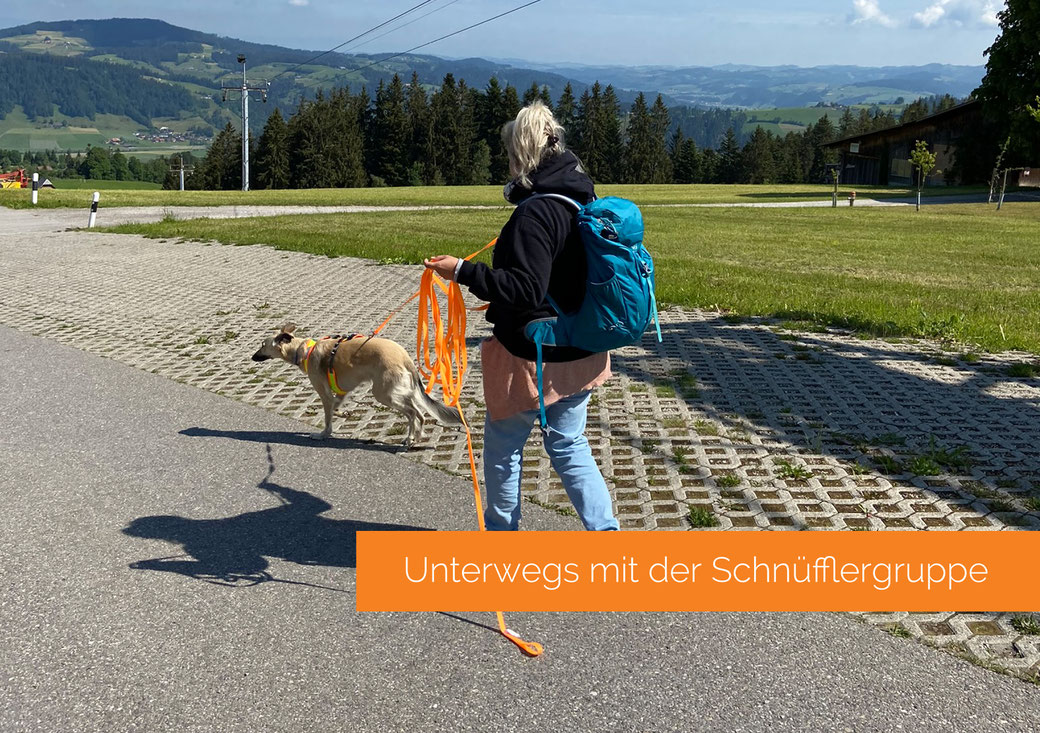 Themengruppe "Auf der Spur (Geruchsfährten)" am 03. Mai 2020. Auf dem Bild zu sehen ist Juliette Vögeli mit Aiko