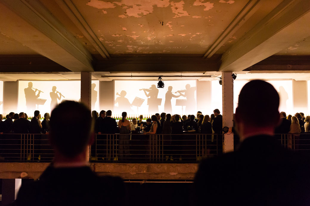 Konzert hinter Schattenwand bei den Grand Scores