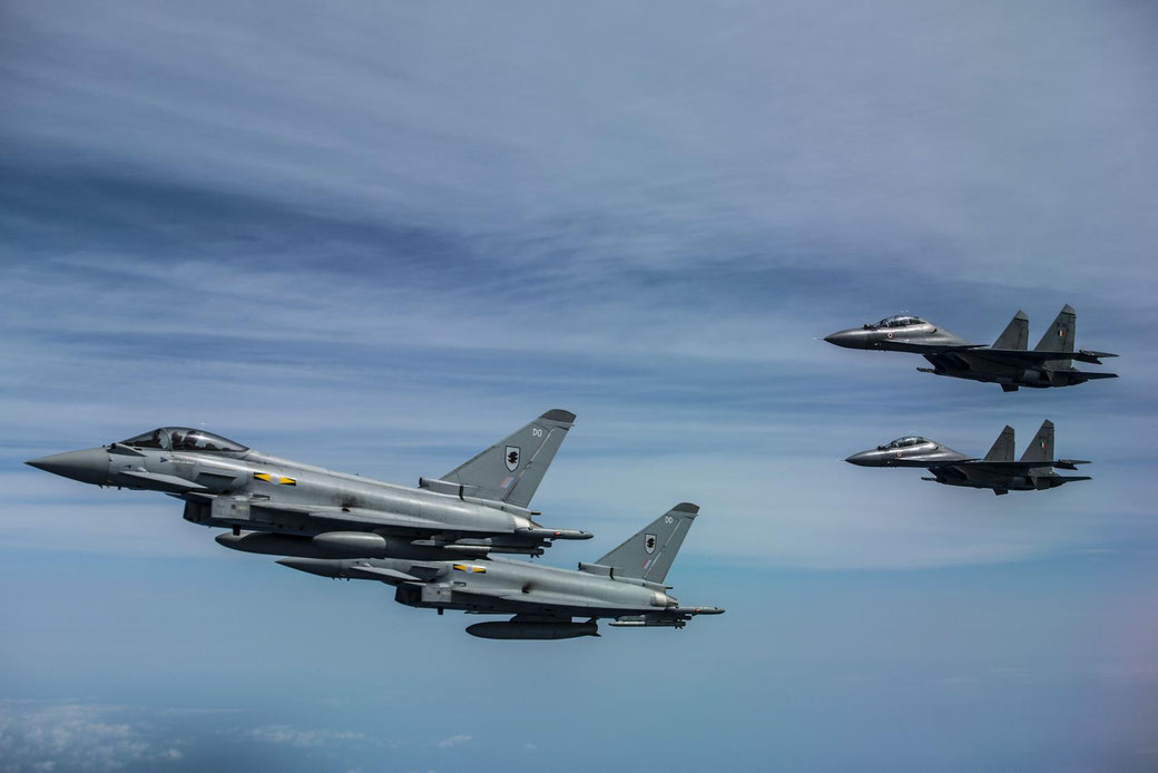 Una coppia di Typhoon e dietro una di Flanker durante l'esercitazione Indradhanush 2015 . (Foto: Royal Air Force)