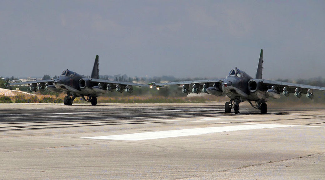 Una coppia di Su-25 in decollo. Questi caccia per missioni CAS sono usati anche come ricognitori.