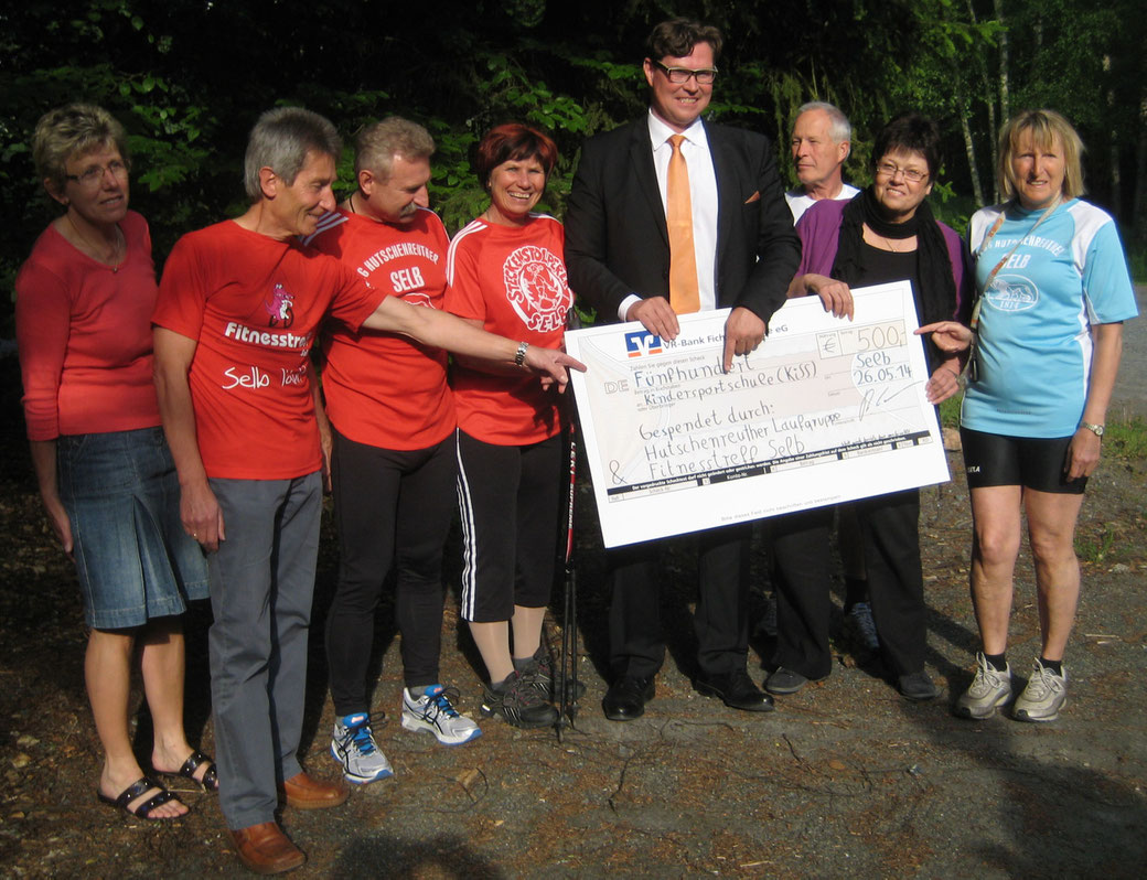 (v.l.n.r.) Elke Ziegler, Peter Ziegler, Siegfried Pawletta, Christine Pawletta (Leitungsmitglieder der Hutschenreuther Laufgruppe); Ralf Hirschmann, Fitnesstreff Selb; Michael Kettenbaum (Leitungsmitglied), Elke Schlecht, Vorsitzende des Fördervereins Kin