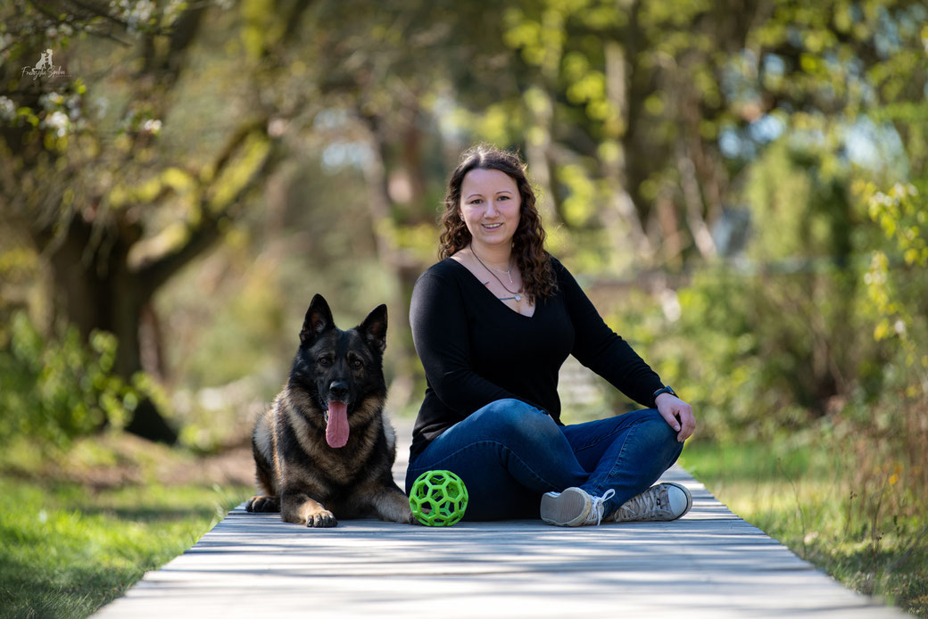 Tierfotografin mit Schäferhund bei einem ruhigen Outdoorshooting – Erfahrung und Vertrauen im Umgang mit Hunden