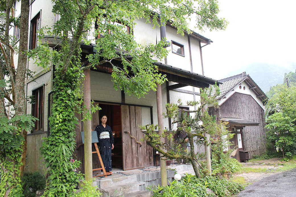 アキコさんが経営する「ふるゆ温泉 シェアサロンflow」（写真手前）と、築120年の古民家を改修したという1日1組限定の宿「泊まれる図書館　暁（あかつき）」（写真奥）。