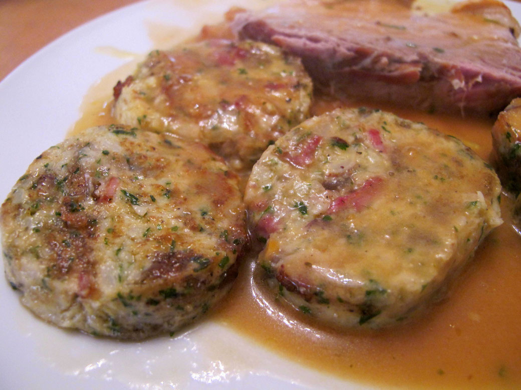 Lowcarb, paleo und glutenfreie Serviettenknödel mit Krustenbraten.