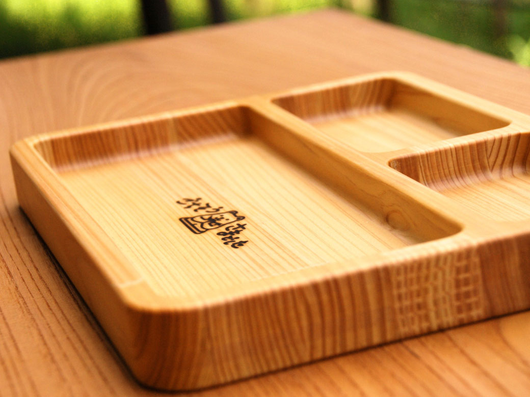 くまさんの焼印入り・日本製の木製プレート