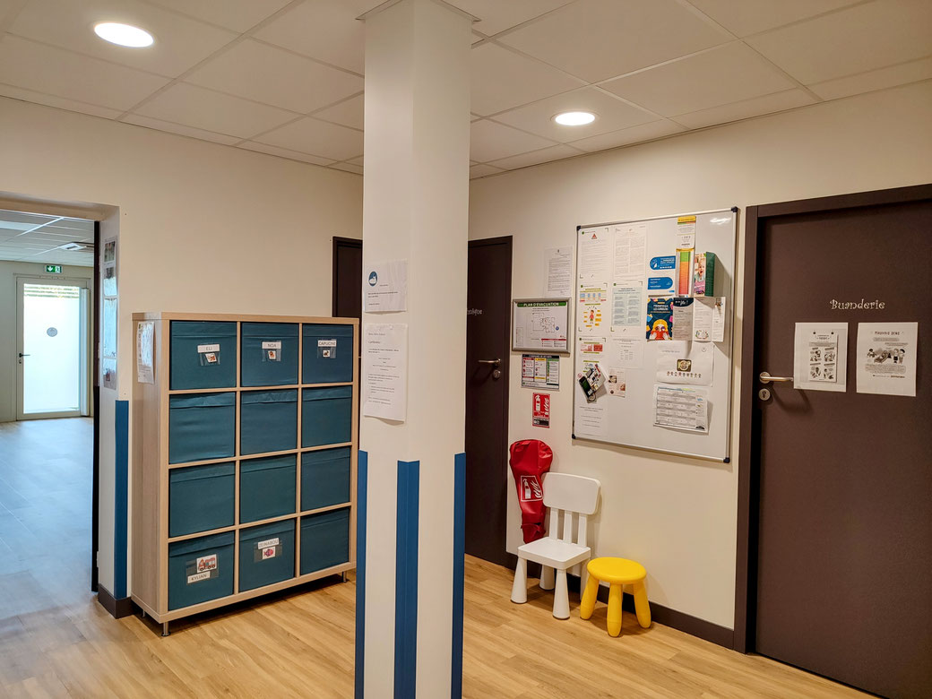 L'espace d'accueil avec les casiers des enfants et toutes les informations utiles aux parents 