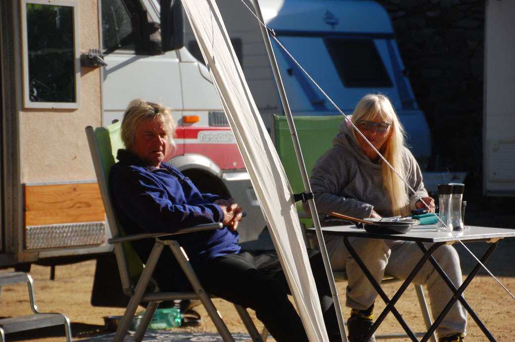 Meine Nachbarn Knut und Gabi, von denen ich meinen Strom beziehe und ab und an nen Kaffee oder lecker gegrilltes.....