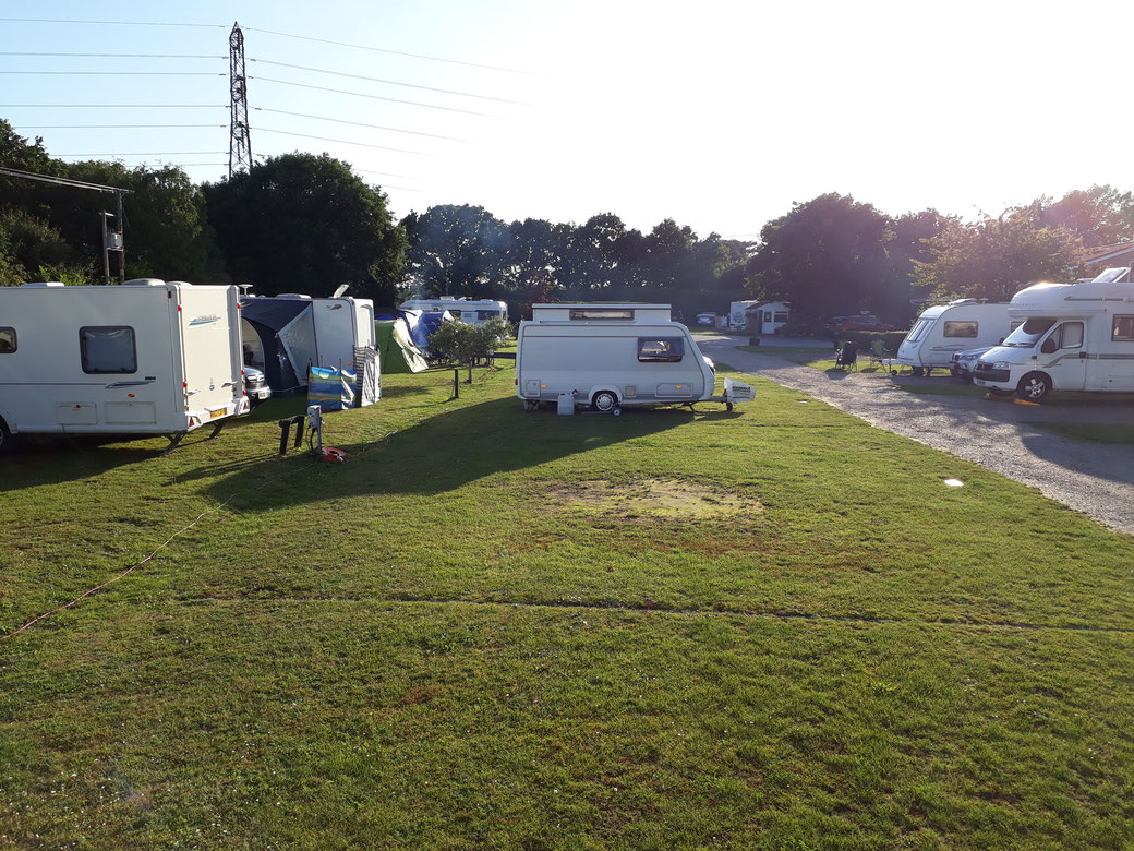 Auf dem Campingplatz sind (Ausblick von unserem Wohnzimmer nach Westen) sieben neue Fahrzeugobjekte  seit gestern hinzugekommen...