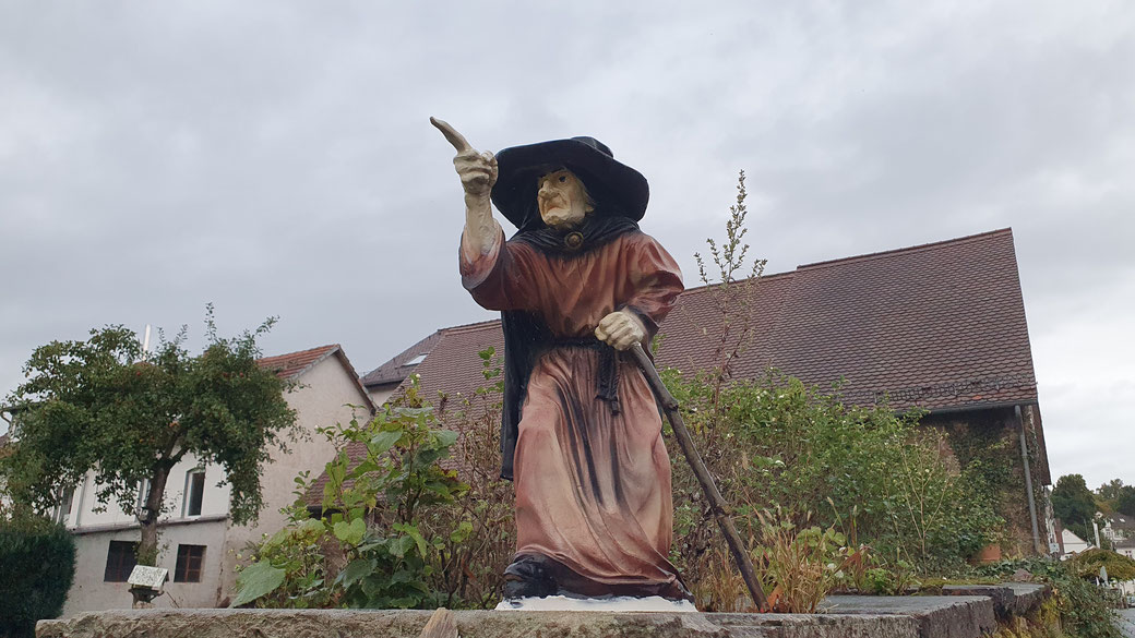 Die freundliche Alte zeigt mir den Weg zum Campingplatz...