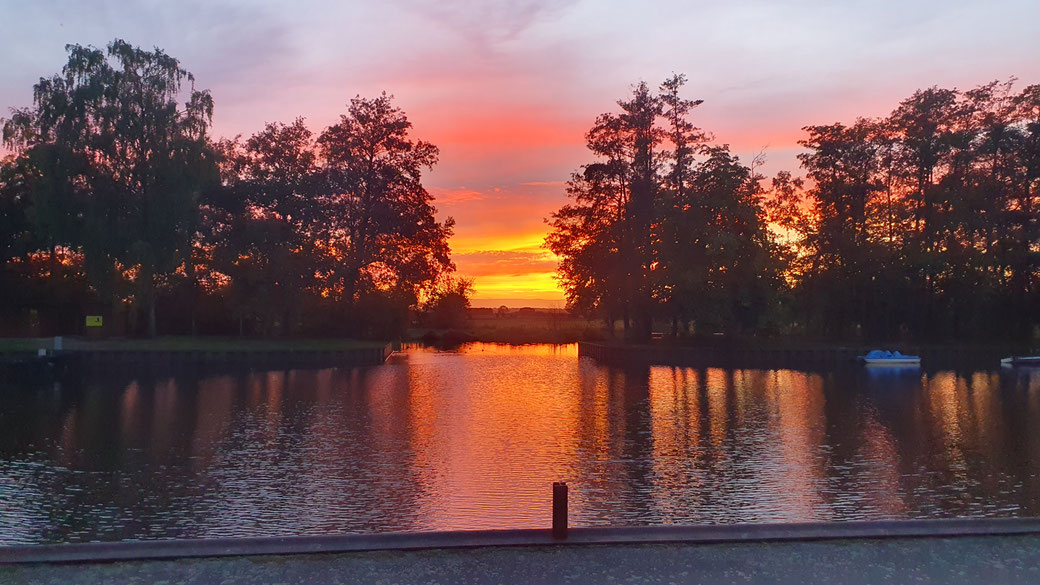 Die Sonne verläßt den Himmel und schickt uns zum Trost ein glühend Abendrot...