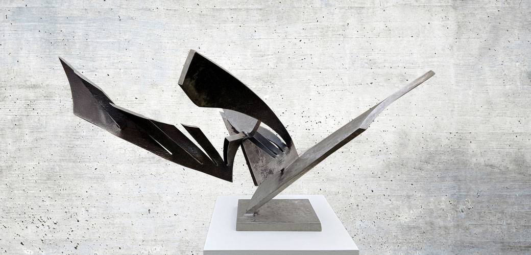 hitschold-veshariah-skulptur-stahl-metall-abstrakt-raumlinear