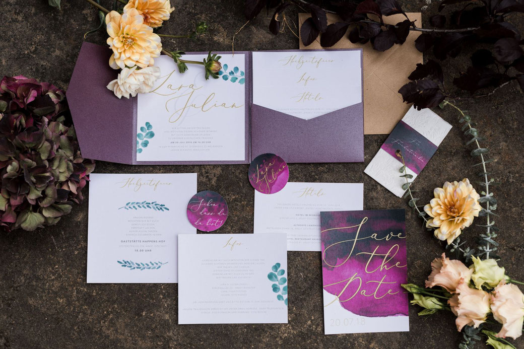 Hochzeitspapeterie yesyesyesweddingdesign burgundy burgunderrot watercolour Einladung Save the Date Menükarte