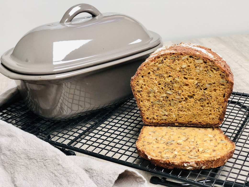 Dieses Brot hast du in 7 Minuten zubereitet und in 1 Stunde gebacken. Super knusprig kommt es aus dem Zaubermeister Lily oder dem runden Zaubermeister von Pampered Chef®. Folgende Produkte habe ich verwendet. Kuchengitter/Auskühlgitter von Pampered Chef,