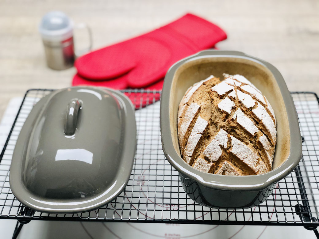 Im kleinen Zaubermeiser der Brotbackform von Pampered Chef® kann man auch Brotbackmischungen backen. Manchmal greift man auch auf Fertigmischungen zurück und das ist für die Stoneware absolut kein Unterschied ob selbst gemischtes Brot oder Fertigbackmisch