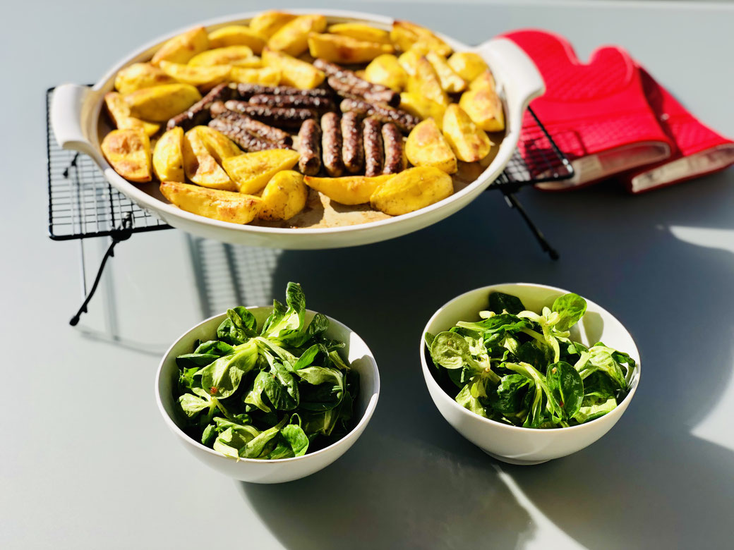 Schnell und unkompliziert im Backofen deine Kartoffeln schmoren und nach einiger Zeit einfach die Rostbratwürste dazu legen und mit garen lassen. So stelle ich mir schnelles und easy leichtes "kochen" vor. White Lady Pamperedchef