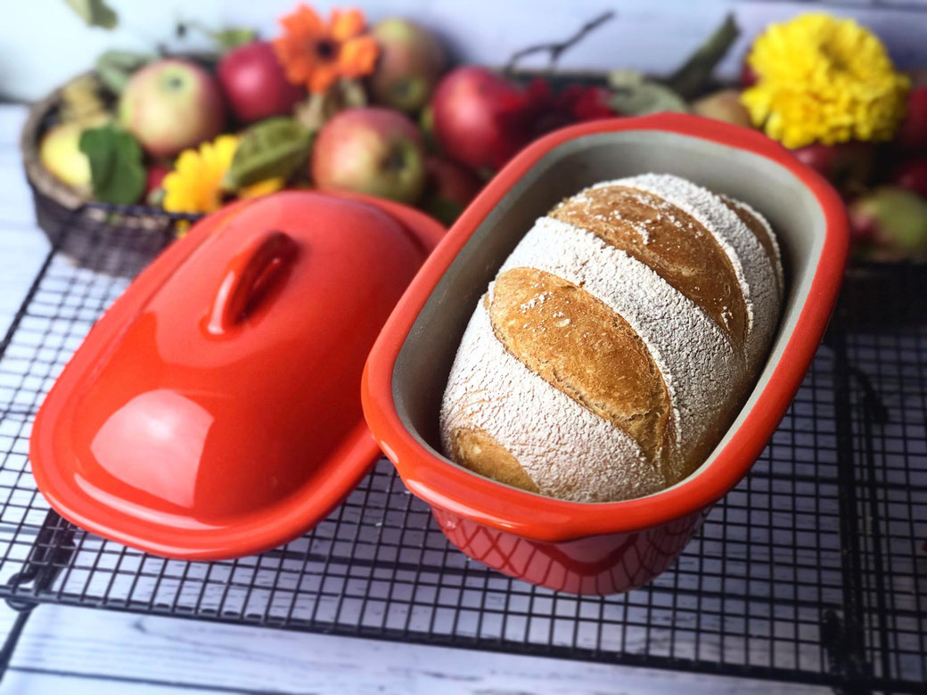 Hier siehst du ein knsupriges Zaubermeister Brot das mit Ruchmehl gebacken wurde.