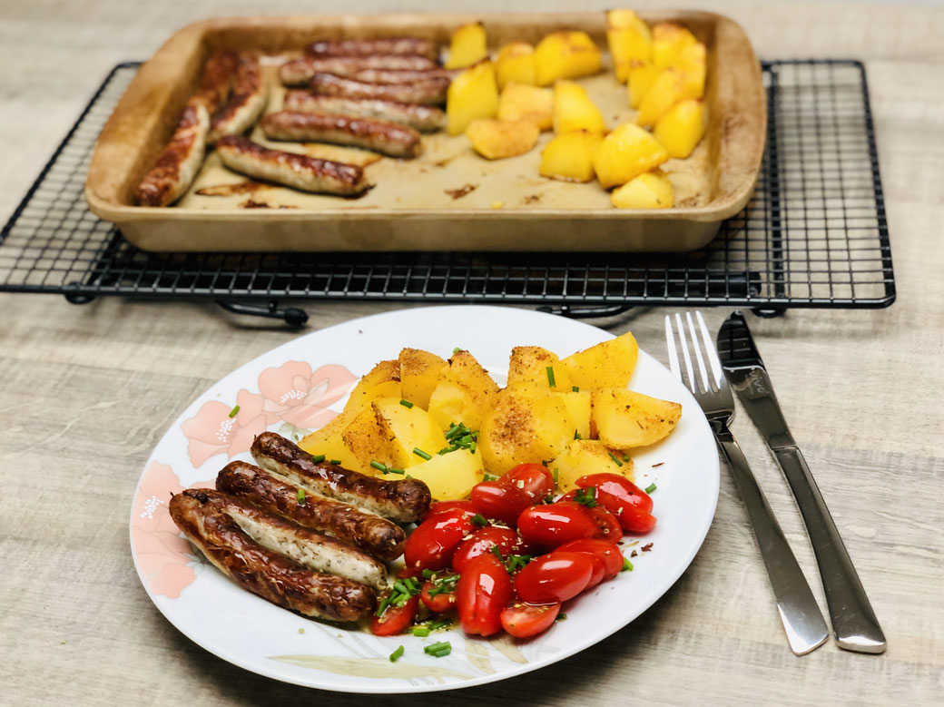 Schnell was leckeres auf den Teller gezaubert. Rostbratwürstchen mit Kartoffeln vom Vortag und Tomatensalat.