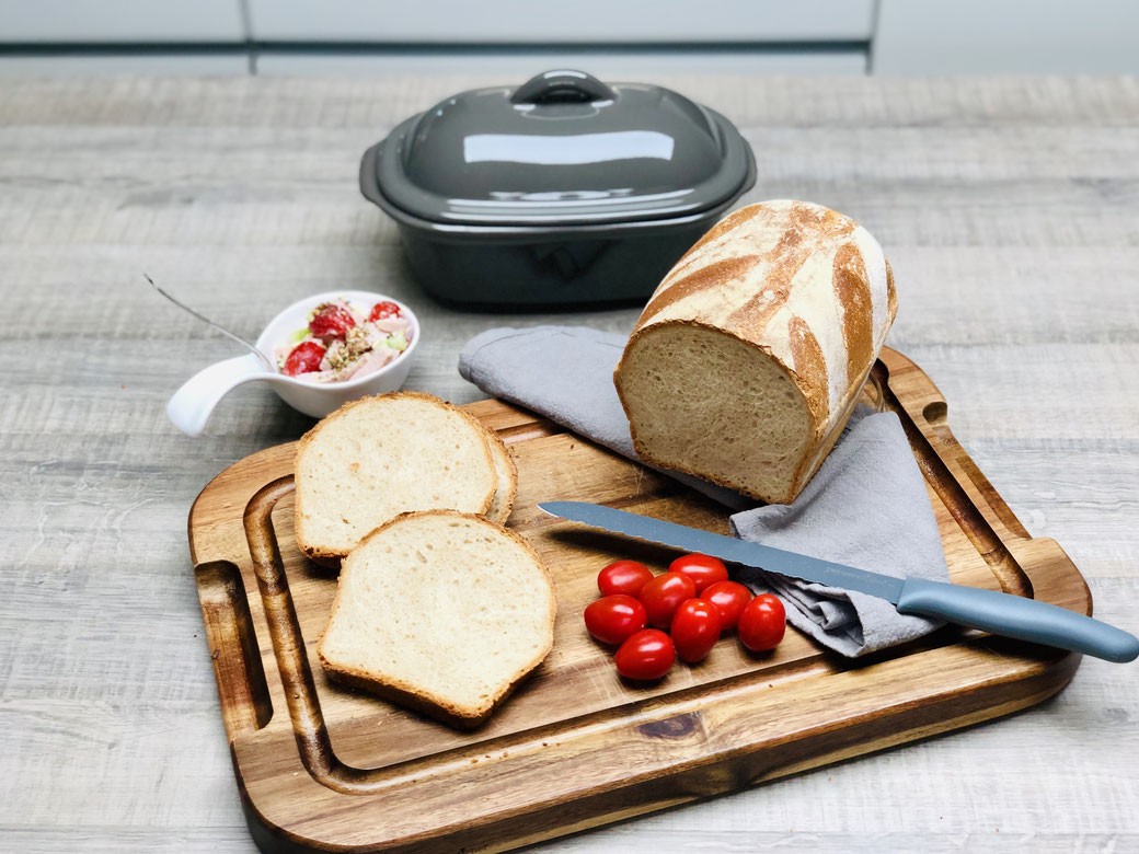 Hier siehst du ein leckeres selbst gebackenes Landbrot aus dem kleinen Zaubermeister Lily - Hier das Rezept kostenlos abholen.