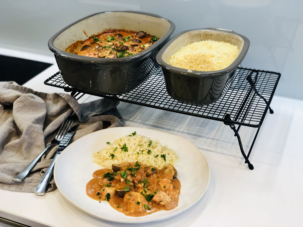 Hier siehst du mein lecker geschmortes Geschnetzeltes und daneben den Reis. Alles zusammen habe ich im Backofen zubereitet und zwar das Fleisch im Ofenmeister und den Reis im Zaubermeister von Pampered Chef