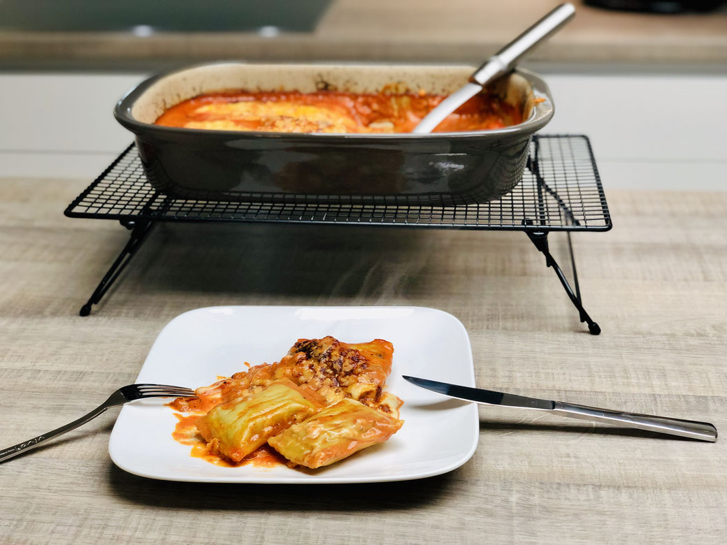 Die Maultaschen in die rechteckige Ofenhexe® von Pampered Chef legen.  In der großen Nixe nun alle Zutaten außer Mozzarella und Bergkäse mit einem Schneebesen zu einer Sauce vermischen und diese über die Maultaschen gießen. 