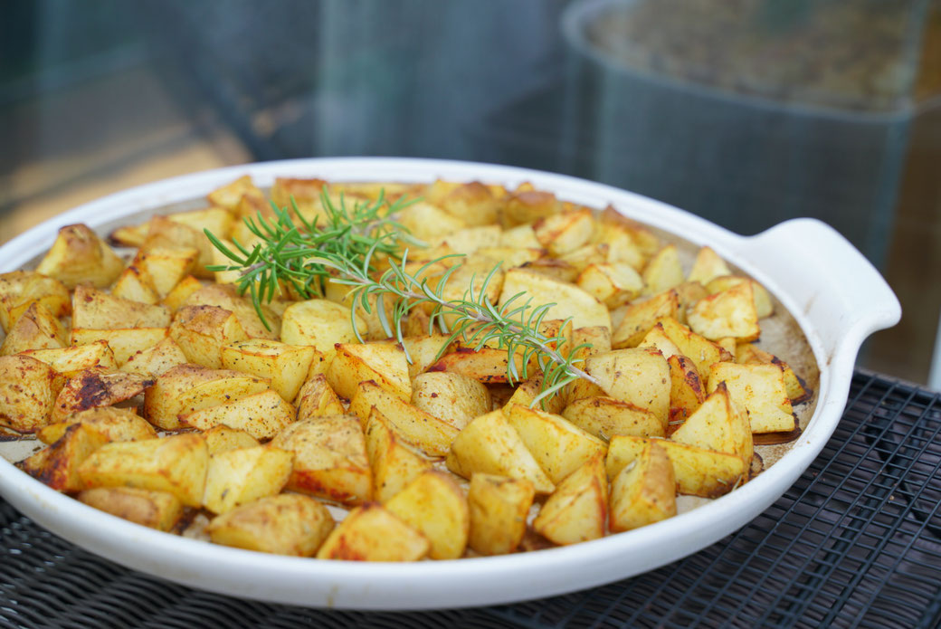 Hast du schon mal Bratkartoffeln im Backofen geschmort? Wenn nicht, dann schaue dir dieses Rezept an das auf der White Lady dem runden Stein aus Stoneware von Pampered Chef® zubereitet wurde.