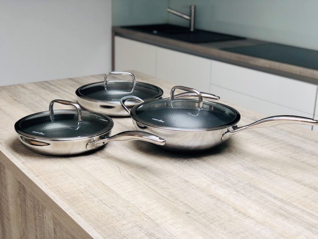 Edelstahl Antihaft Pfannen von Pampered Chef® gibt es in 3 Ausführungen. Pfanne #2087 25 cm Durchmesser. Pfanne #2088 30 cm Durchmesser. Wokpfanne #100111 30 cm Durchmesser
