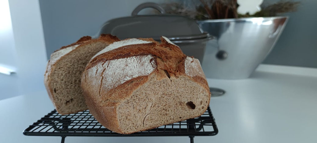 Hier siehst du mein schnellstes Brotrezept wenn ich es mal ganz eilig habe und auf die schnelle ein Brot auf dem Tisch haben muss. Gebacken habe ich diese Brot im Ofenmeister von Pampered Chef