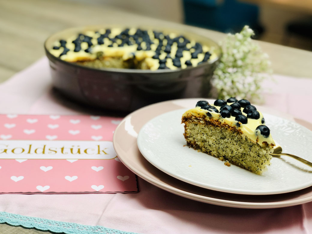 Serviere deinen Gästen einen leckeren Mohn-Heidelbeerkuchen mit Paradiesecreme aus der Runden Stoneware® von Pampered Chef® Hier erhälst du das Rezept kostenlos zum nachbacken. Martina Ziehl mit Pampered Chef®