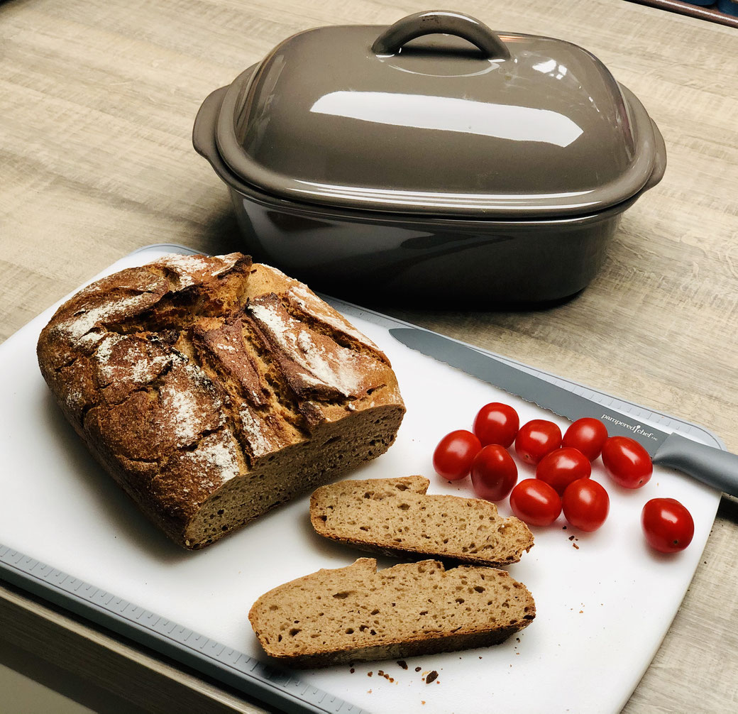 Hier siehst du mein selbst gebackenes Roggen-/Dinkel-Mischbrot aus dem Ofenmeister von Pampered Chef