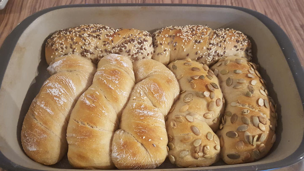 Lockere, leckere fluffige Brötchen Stangerl wie man sich es wünscht. Gebacken in der Ofenhexe® oder dem Grundset von Pamperedchef® Rezeptidee von Monika Camera