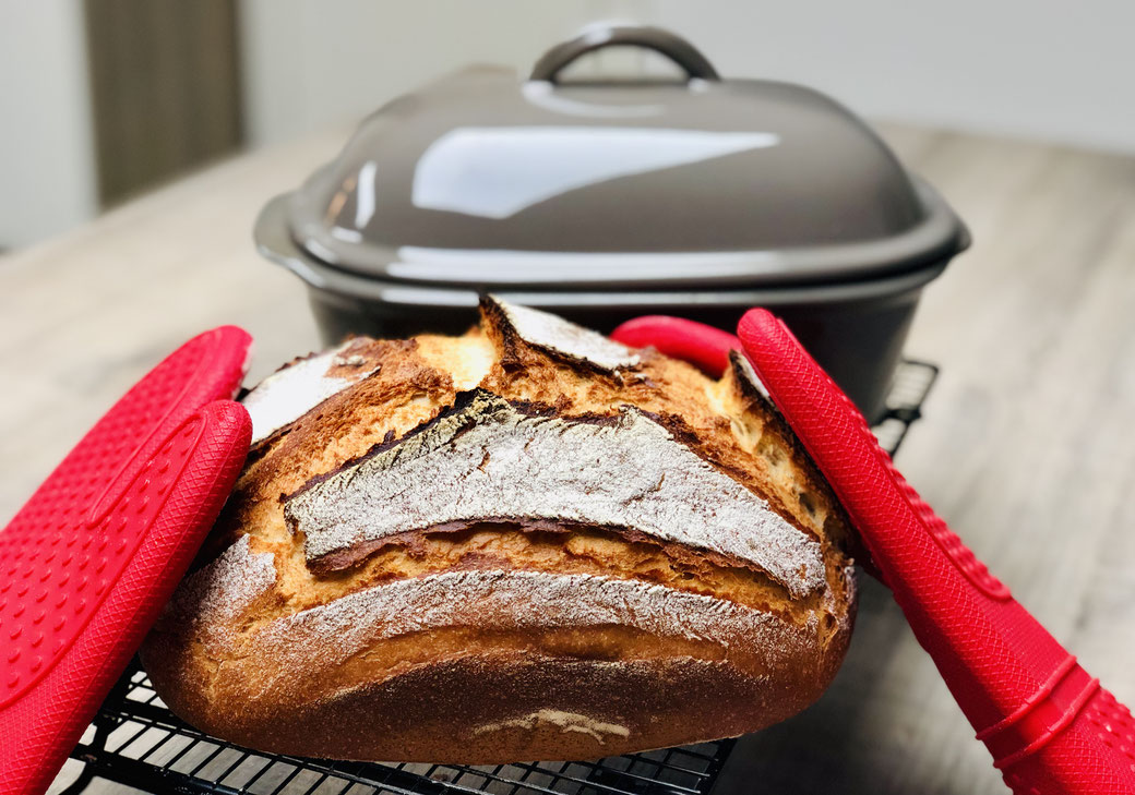 Hier siehst du ein leckeres selbst gebackenes Dinkel Joghurt Brot