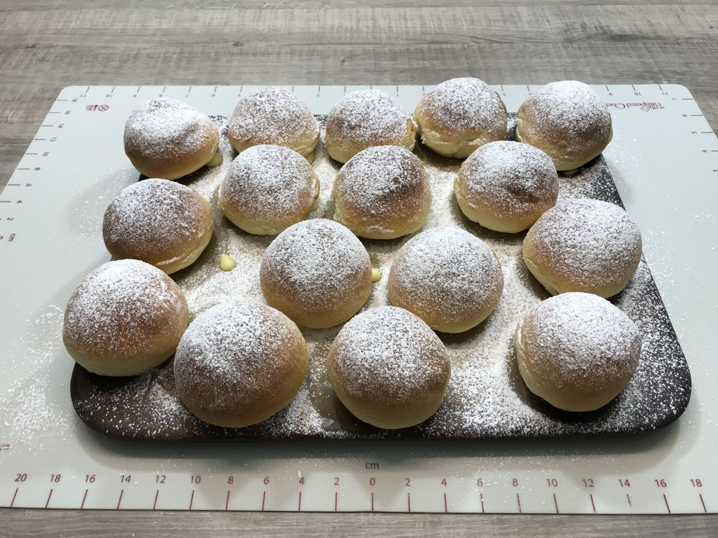 Meine Backofen-Berliner sind so leicht und fluffig, die müsst ihr unbedingt nachbacken. Ich habe die Ofenberliner auf dem Pampered Chef Zauberstein gebacken.