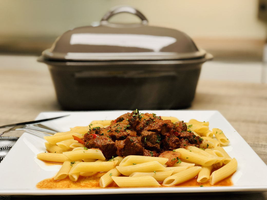 Du wirst dich wundern wie lecker Gulasch aus dem Ofenmeister von Pampered Chef® schmeckt - und das ohne dass das Fleisch vorab angebraten werden muss. Probiere es aus und mache mit beim sauberen schmoren in deiner Stoneware.