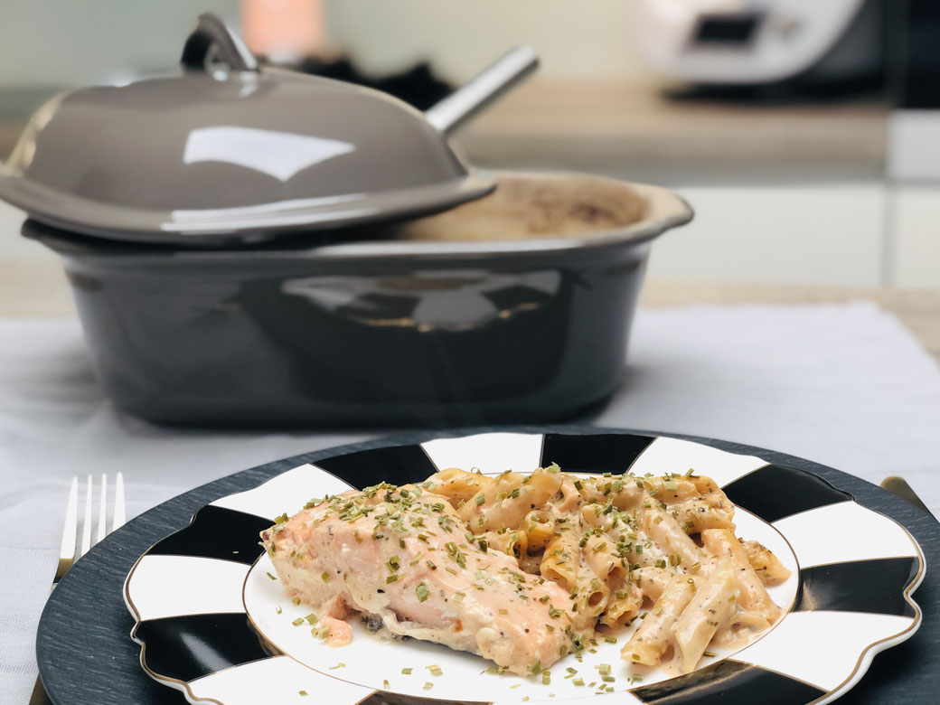 Leckeres Fisch Lachsfilet aus dem Ofenmeister von Pampered Chef® Die Sahnesauce habe ich ganz einfach und schnell im Thermomix® gemixt. So hast du ein ganz leichtes und schnell zubereitetes Menü über das sich nicht nur deine Familie sondern auch deine Gäs