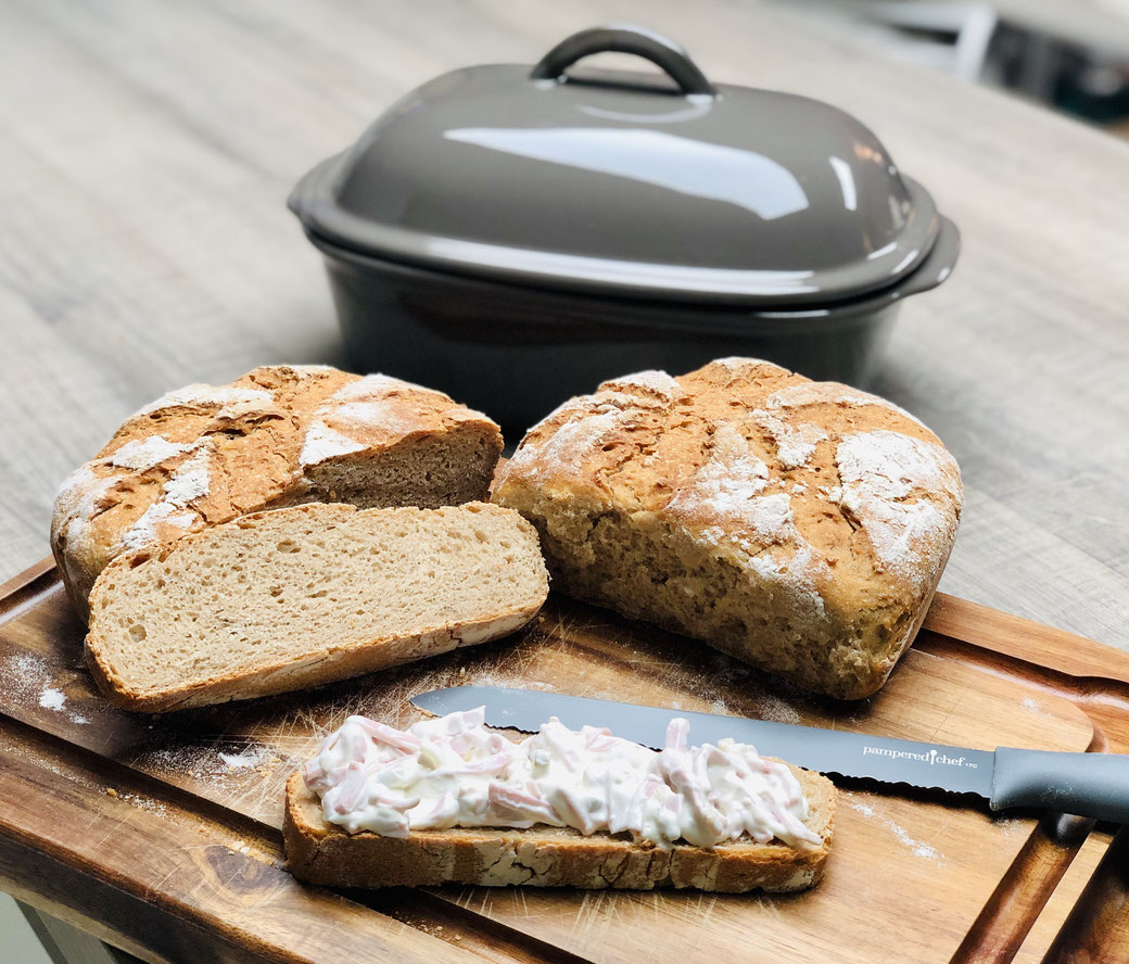 Hier siehst du mein leckeres Landbrot das ich im Ofenmeister knusprig gebacken habe. Mein Brotbacktopf von Pampered Chef® backt mir die leckersten Brote.