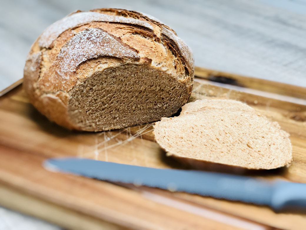 Hier siehst du den Anschnitt von meinem Weizenvollkornbrot aus meinem Ofenmeister