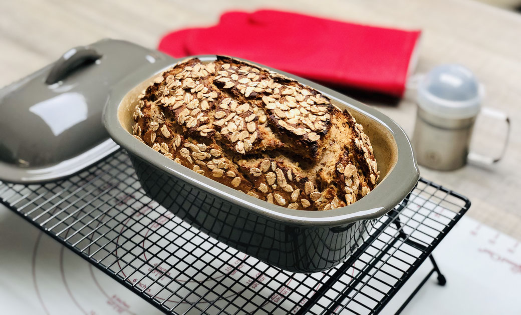 Backe dir im Zaubermeister "Lily" von Pampered Chef® ein leckeres Vollkornbrot. Heute habe ich Emmervollkornmehl, Roggenvollkornmel und Weizenvollkornmehl benutzt. Den Teigling habe ich auf der Backunterlage mit dem Streufix bemhelt.