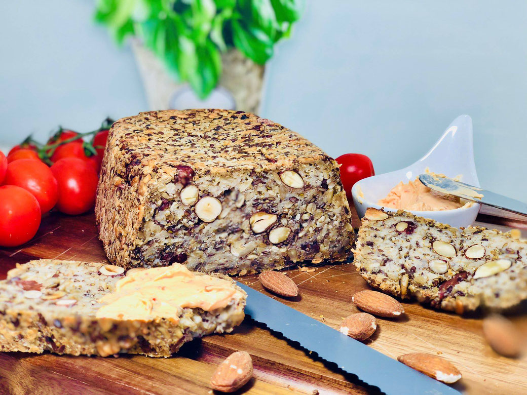 LOWI mein tolles Low Carb Brot aus dem kleinen Zaubermeister von Pampered Chef®  Heute habe ich ein Brot ohne Mehl und Hefe gebacken. Ein Low Carb Brot das aus Nüssen und Saaten gemacht wird. Gebacken natürlich im kleinen Zaubermeister und somit wieder ei