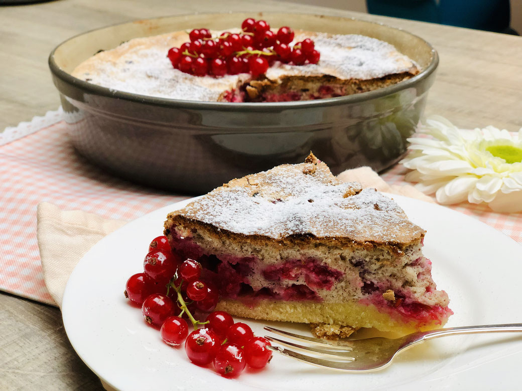 Mein Träubleskuchen ist eine Mischung von säuerlichen Johannisbeeren mit der Süße des Kuchens und schmeckt himmlich lecker. Gebacken habe ich meinen Kuchen in der runden Stoneware der Kuchenbackform von Pampered Chef®