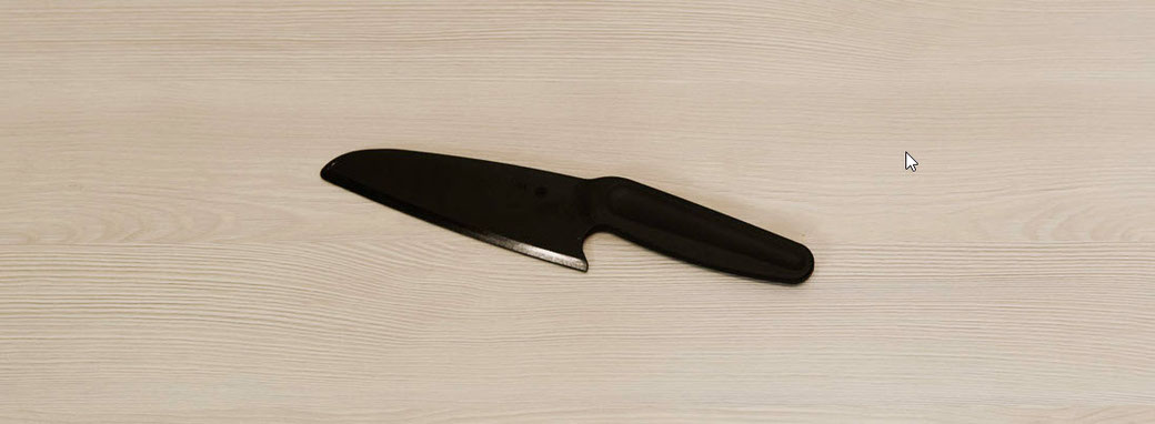 Das Nylonmesser schneiden und zerteilen direkt im Topf oder auf dem Blech – auch für Komfortgeschirr und die Teigunterlage geeignet. Hitzebeständig bis 220 °C , ca. 23 cm. 