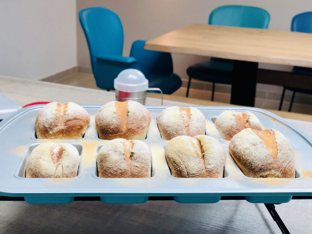 Hier siehst du schnell gebackene Dinkelbrötchen mit Quark und Buttermilch die ganz schnell zubereitet sind und Ruckzuck auf dem Tisch sind. Gebacken habe ich meine Brötchen in der Mini-Kuchenform von Pampered Chef® die ich auch sehr gerne zum Brötchenback