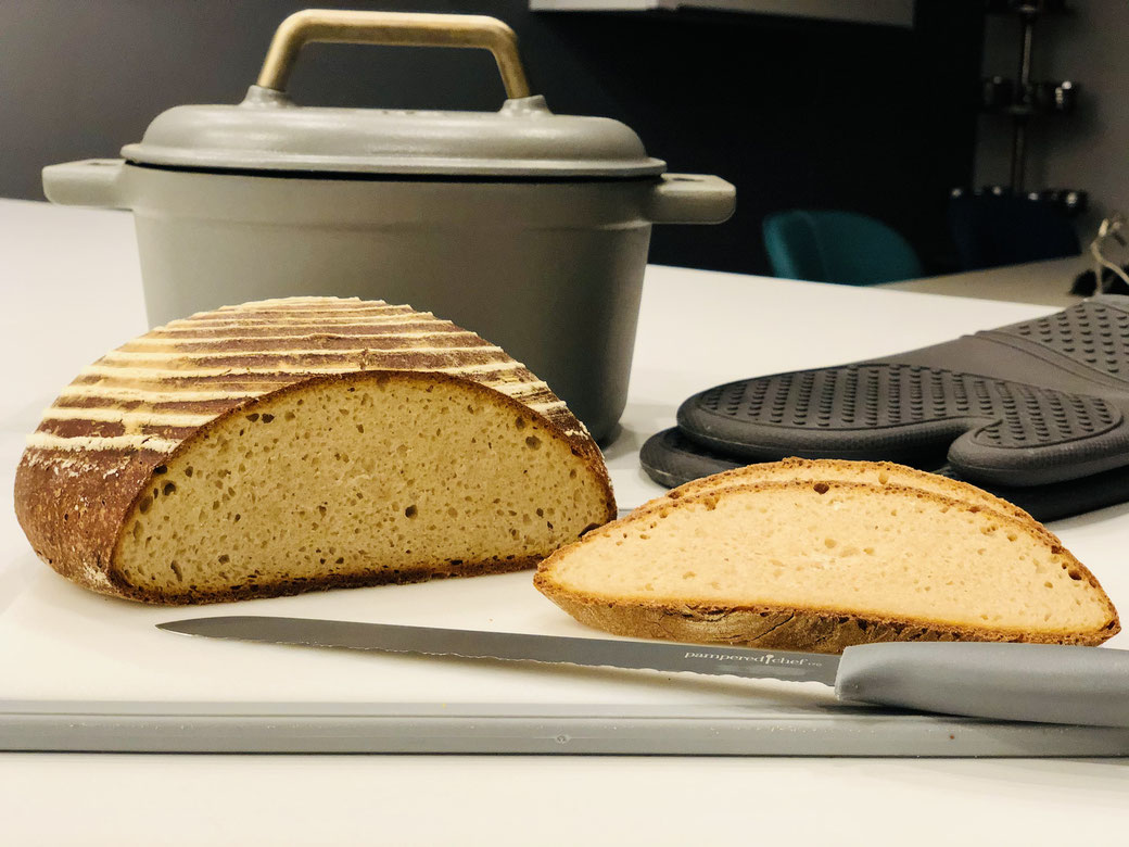 Frisch gebackenes Mischbrot "Kleines Karlchen" aus dem Gusseisen-Topf von Pampered Chef®