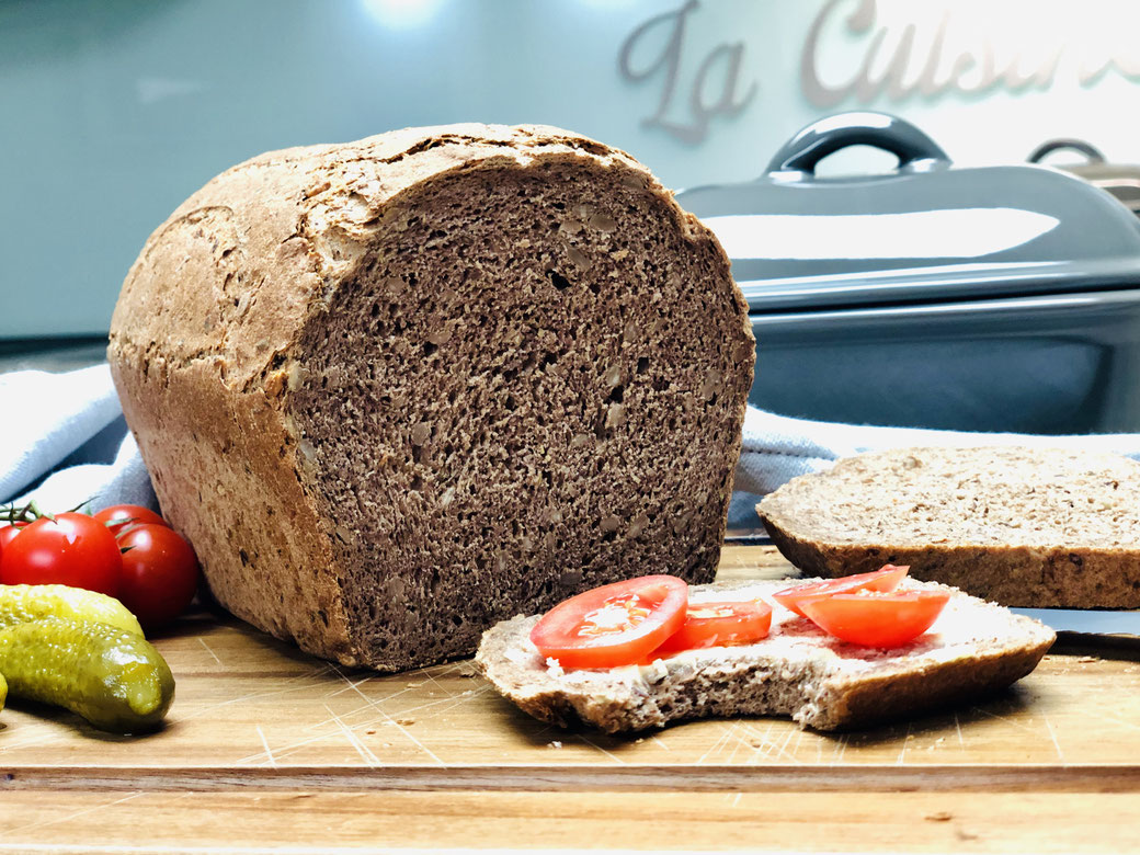 Schnell muss ein frisches Brot auf den Tisch und selbst gebacken soll es auch sein? Dann backe doch mal mein Blitzbrot im kleinen Zaubermeister von Pampered Chef®. Auch du wirst begeistert sein.