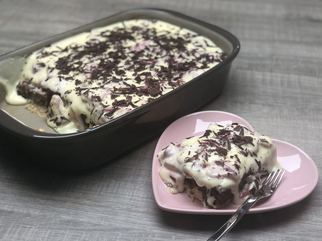 Diesen Kuchen aus der großen Ofenhexe® musst du unbedingt nachbacken - Suchtgefahr ♥ Du kannst diesen Kuchen aber auch im Bäker backen. Die lockere Vanillecreme mit Erdbeeren macht diesen Kuchen zu einem Hochgenuss.