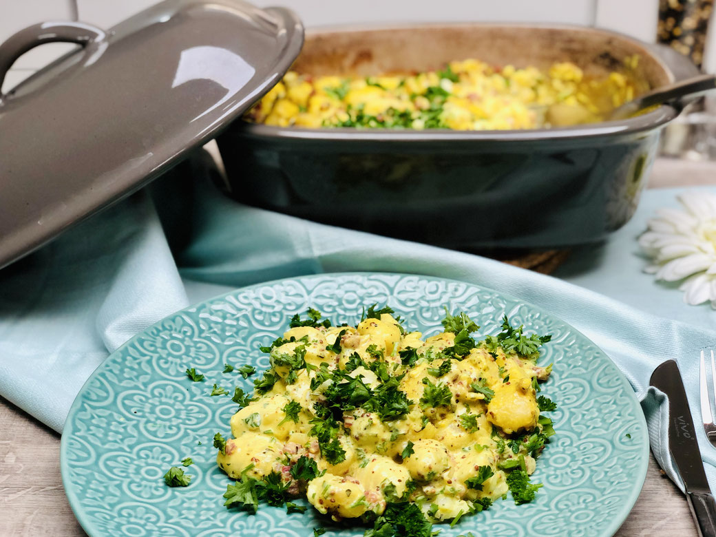 Leckere Gnocchi in Senfsahne All in One aus dem Pampered Chef® Ofenmeister. Sehr lecker und schmackhaft. Auch toll wenn sich Gäste anmelden, denn wenn du dazu einen Salat reichst, dann hast du ein leckeres Gericht und du musst nicht in der Küche stehen.