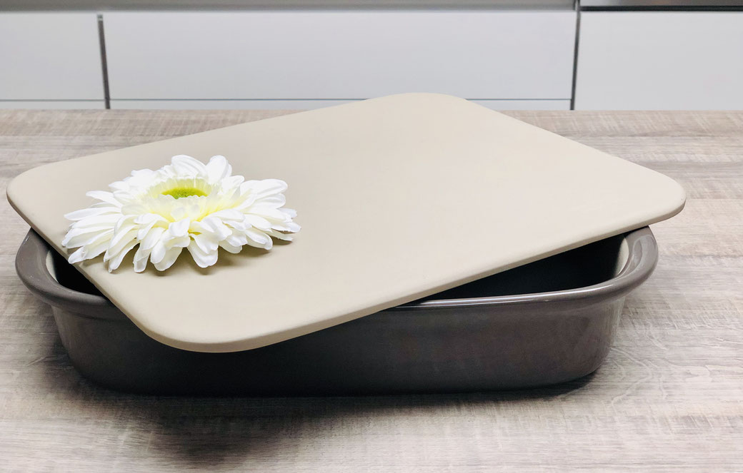 Vorstellung vom Grundset von Pampered Chef® Entdecken Sie mit diesem Set die leckere Welt der Stoneware. Das Set umfasst die rechteckige Ofenhexe® (39 x 24,5 cm; 3,3 l) und den Zauberstein (38 x 30 cm). Hier das Grundset online einkaufen und liefern lasse