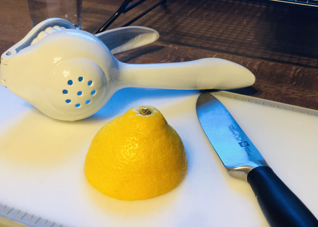 Zitrusspresse, Limettenpressem Zitronenpresse von Pampered Chef. Pressen Sie frischen Saft aus Zitronen, Limetten und kleineren Orangen direkt in Ihr Rezept — bis zum letzten Tropfen. Beschichtetes Aluminium, korrosionsfrei und spülmaschinenfest.