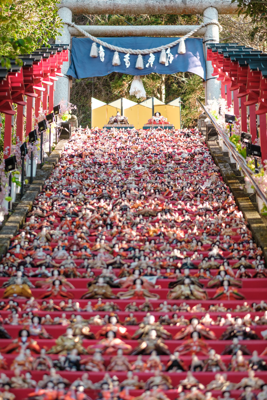 かつうらビッグひな祭りの遠見岬神社階段雛