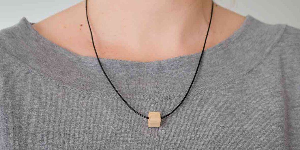 Halsband Lederhalsband mit Holzanhänger aus Esche kleiner Würfel Holzschmuck von Holzliebe